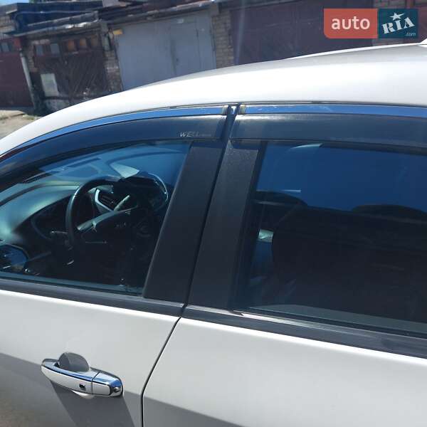 Хэтчбек Chevrolet Volt 2015 в Киеве