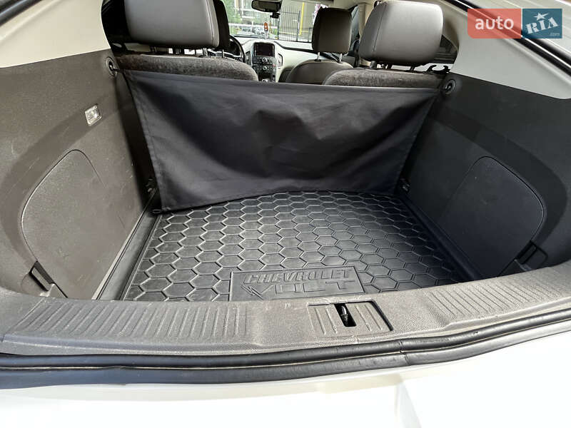 Хэтчбек Chevrolet Volt 2013 в Киеве