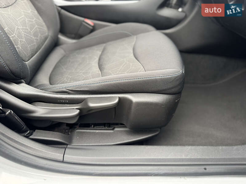 Хетчбек Chevrolet Volt 2016 в Києві