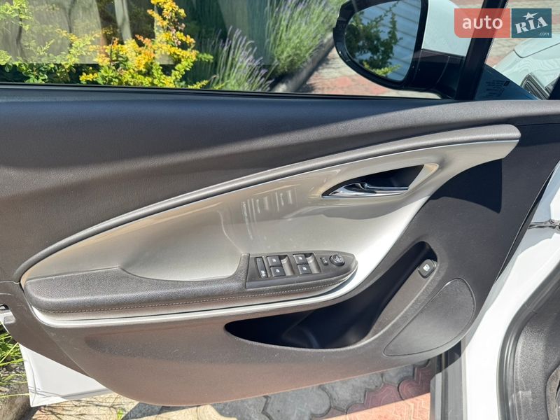 Хэтчбек Chevrolet Volt 2014 в Косове