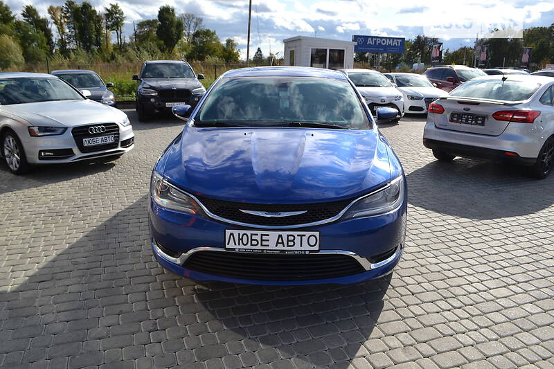 Седан Chrysler 200 2015 в Львове