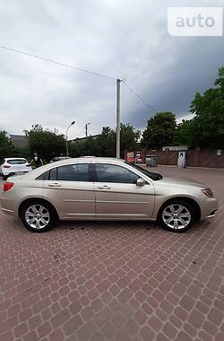 Седан Chrysler 200 2013 в Ровно