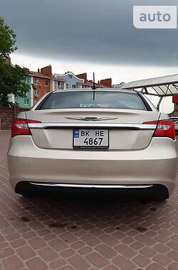 Седан Chrysler 200 2013 в Ровно