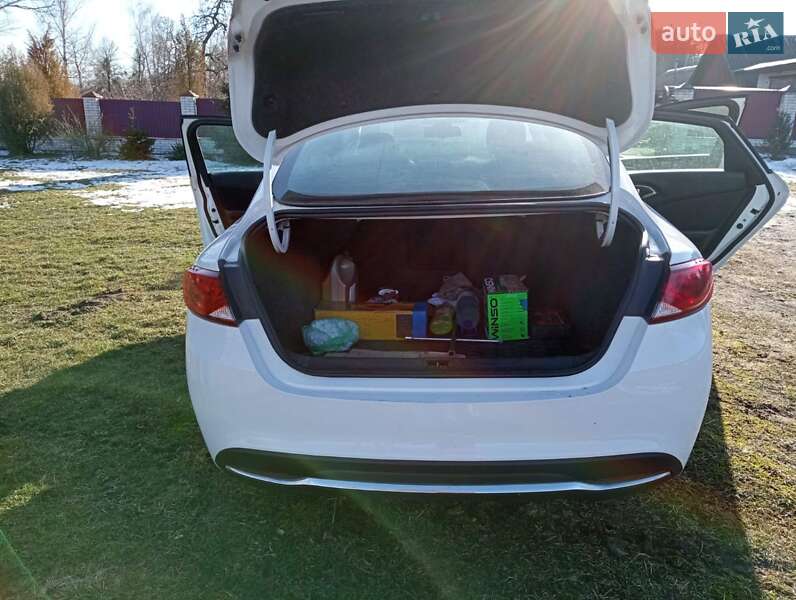 Седан Chrysler 200 2015 в Шептицькому