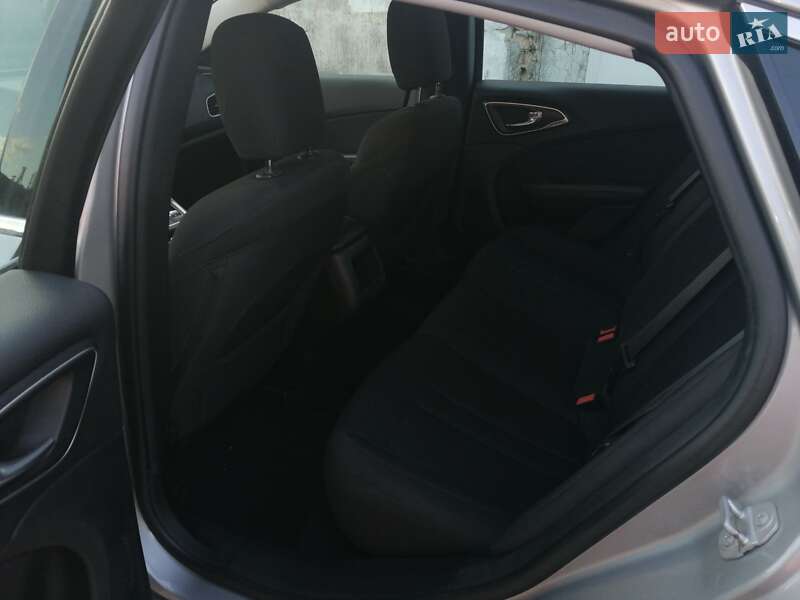 Седан Chrysler 200 2014 в Вышгороде