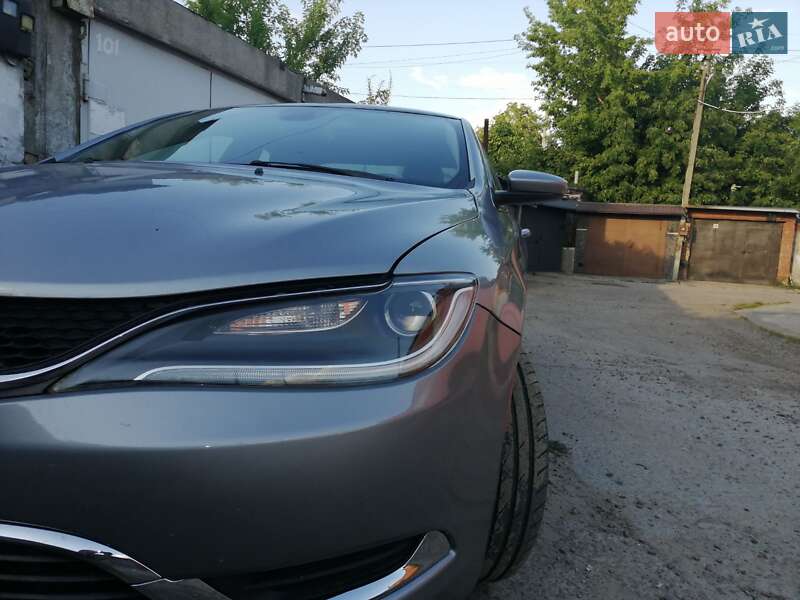 Седан Chrysler 200 2014 в Вышгороде