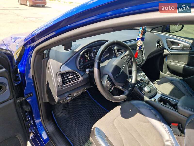 Седан Chrysler 200 2015 в Киеве