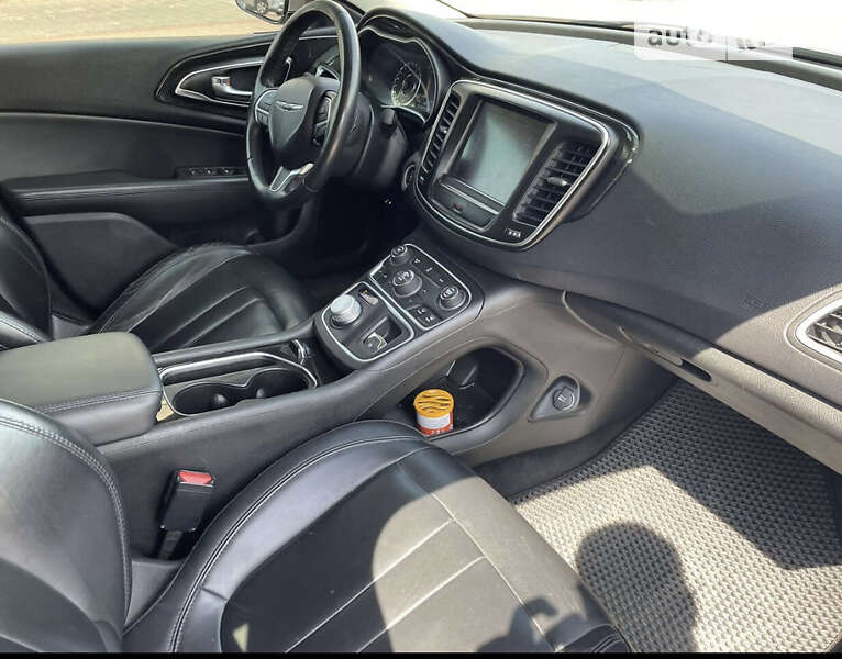 Седан Chrysler 200 2015 в Львове