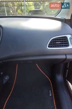 Седан Chrysler 200 2015 в 