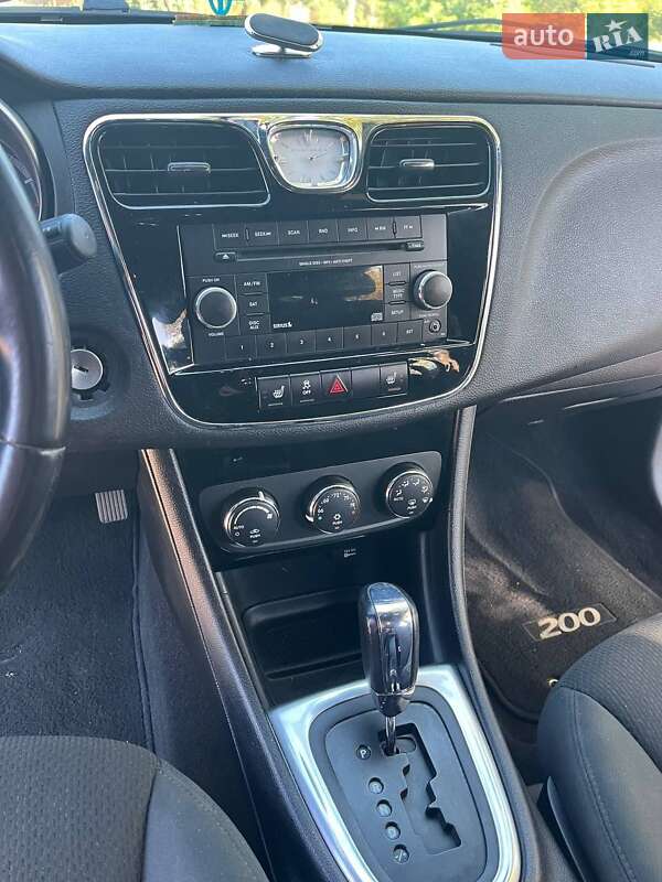 Седан Chrysler 200 2011 в Бурштыне