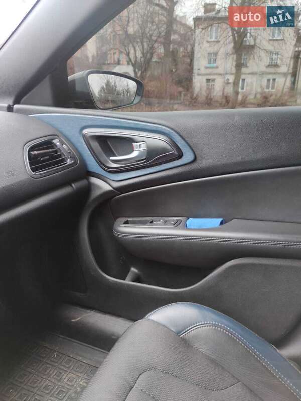 Седан Chrysler 200 2015 в Львове