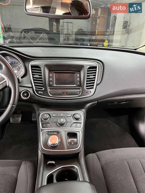 Седан Chrysler 200 2015 в Тетиеве