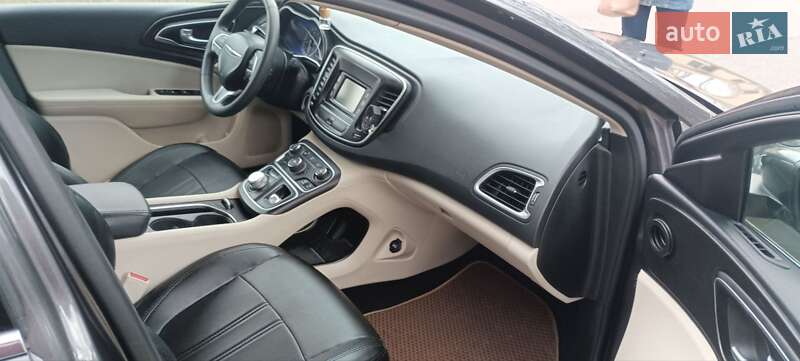 Седан Chrysler 200 2015 в Ужгороді