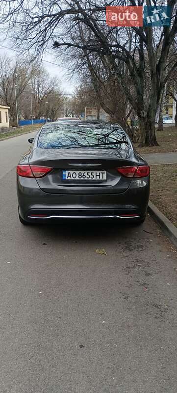 Седан Chrysler 200 2015 в Ужгороді