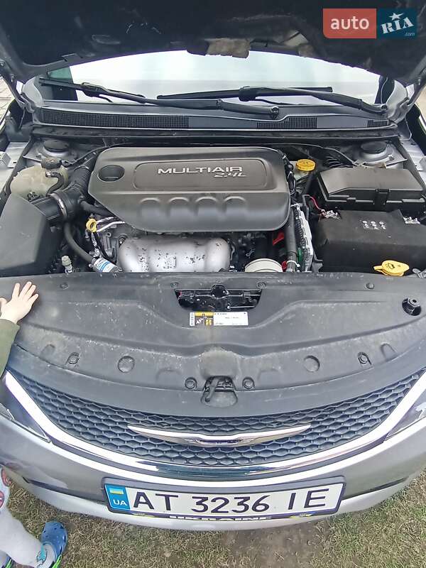 Седан Chrysler 200 2015 в Долине