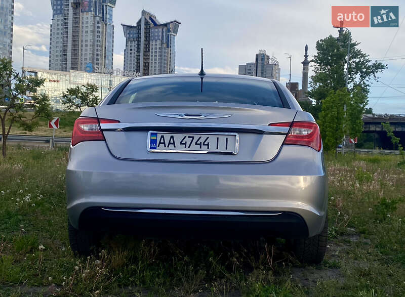 Седан Chrysler 200 2012 в Києві