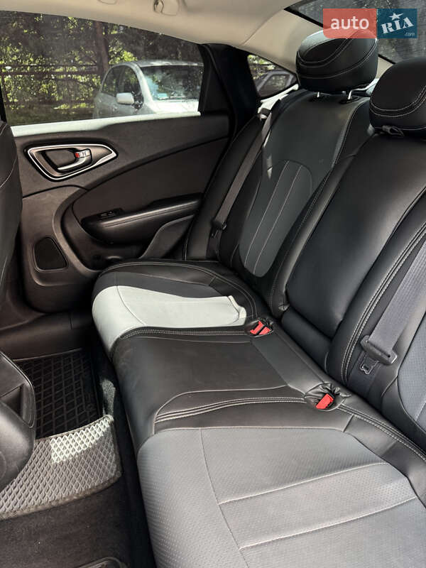 Седан Chrysler 200 2015 в Ивано-Франковске