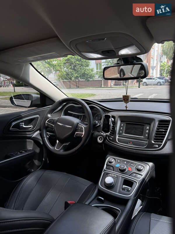 Седан Chrysler 200 2015 в Ивано-Франковске
