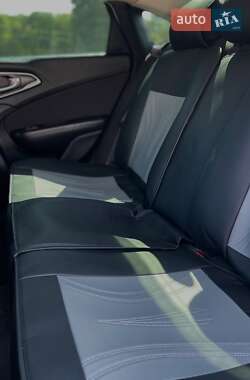 Седан Chrysler 200 2015 в 