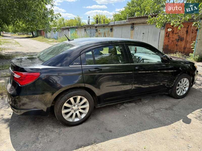 Седан Chrysler 200 2013 в Ладыжине