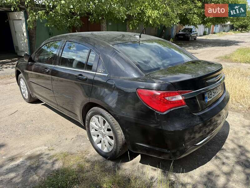 Седан Chrysler 200 2013 в Ладыжине