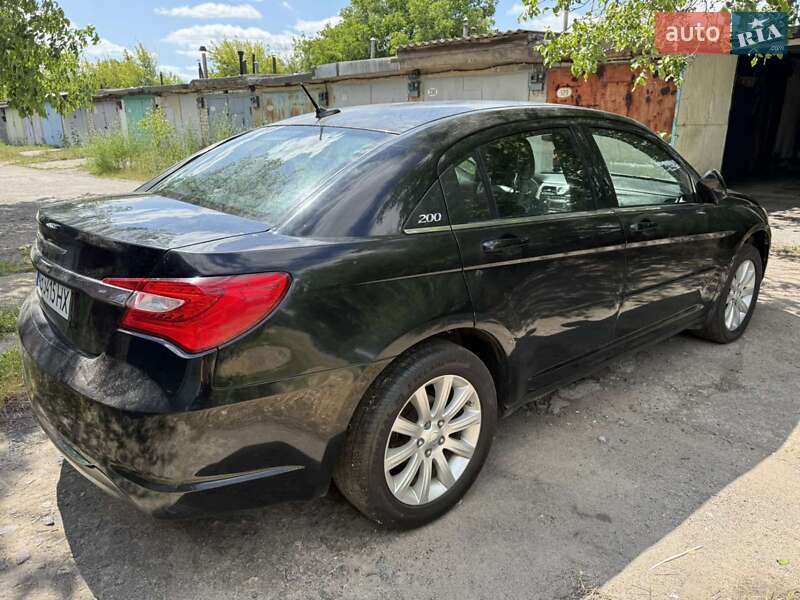 Седан Chrysler 200 2013 в Ладыжине