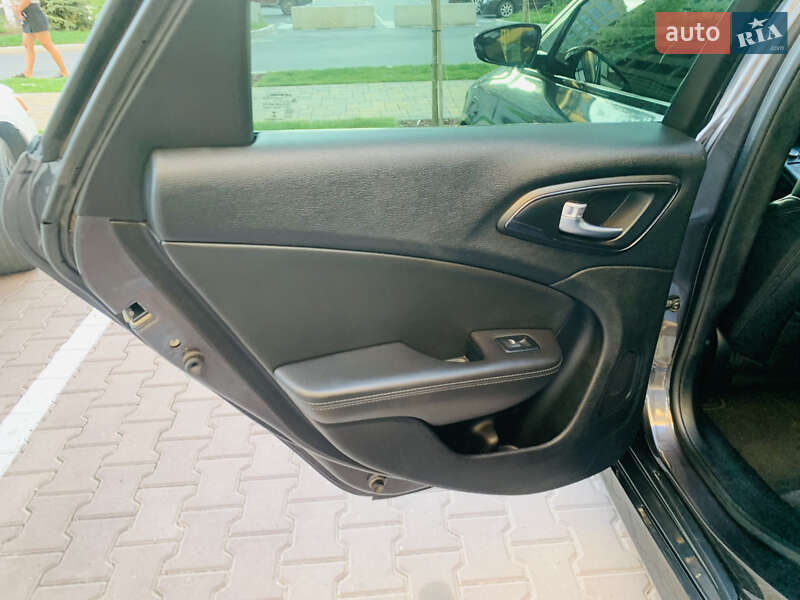 Седан Chrysler 200 2015 в Киеве