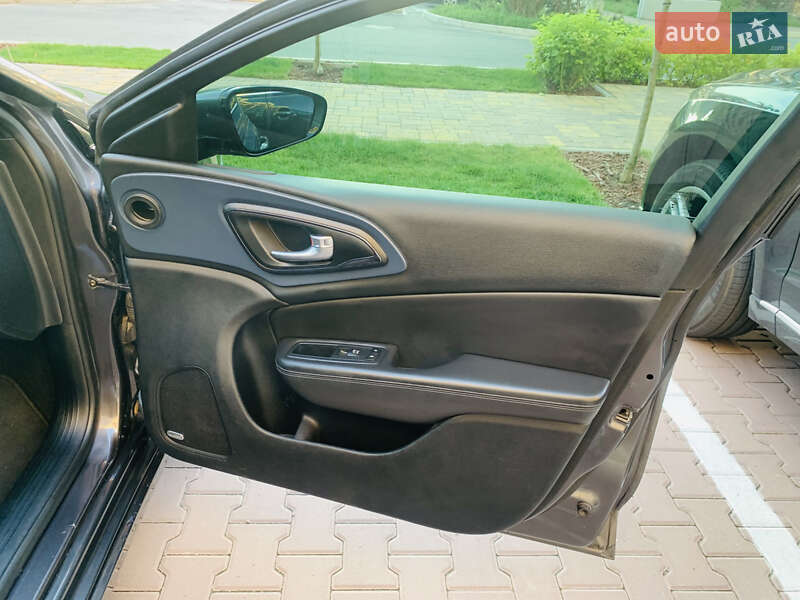Седан Chrysler 200 2015 в Киеве