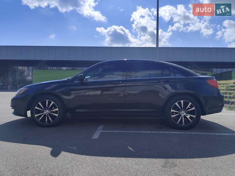 Седан Chrysler 200 2012 в Киеве