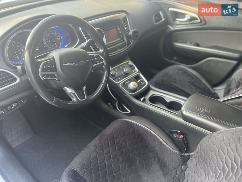 Седан Chrysler 200 2015 в Броварах