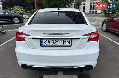 Седан Chrysler 200 2013 в 