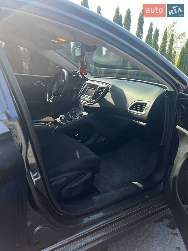 Седан Chrysler 200 2015 в Надворной