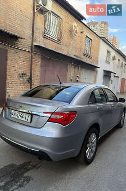 Седан Chrysler 200 2012 в 