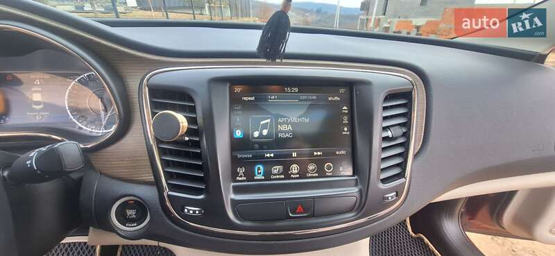 Седан Chrysler 200 2015 в Мукачево