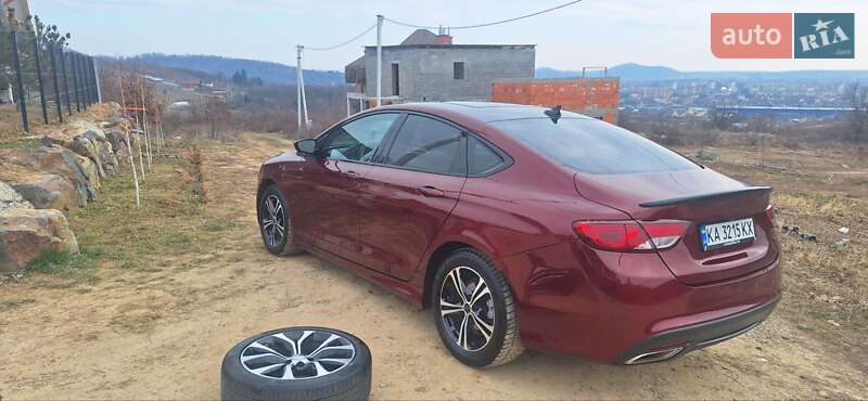 Седан Chrysler 200 2015 в Мукачево