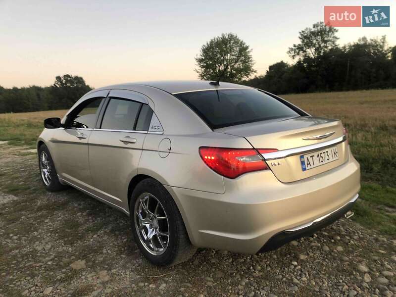 Седан Chrysler 200 2014 в Івано-Франківську