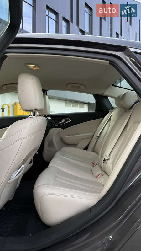 Седан Chrysler 200 2014 в Ровно