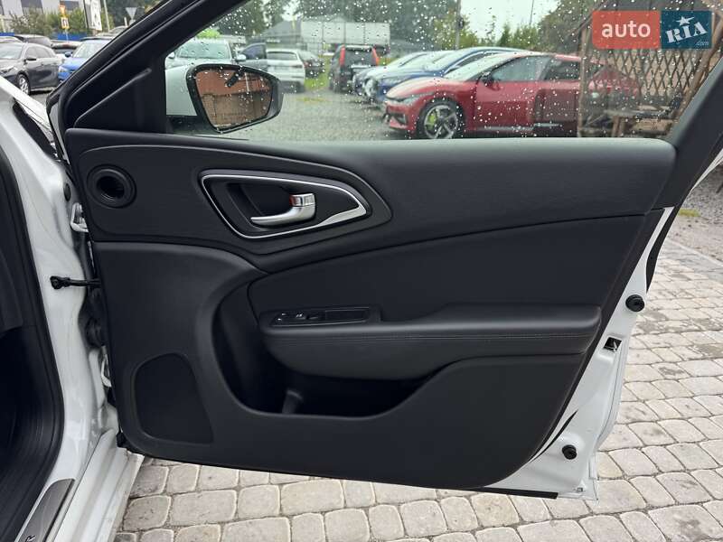 Седан Chrysler 200 2016 в Виннице