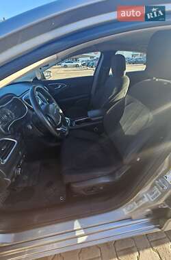 Седан Chrysler 200 2015 в 