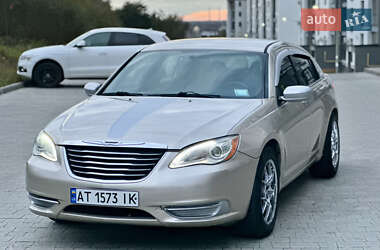 Седан Chrysler 200 2014 в Новояворівську