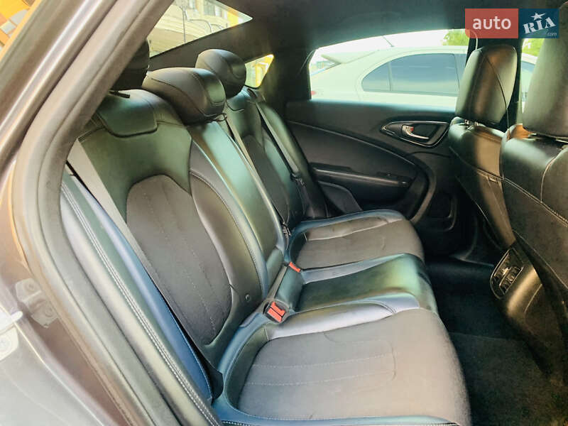 Седан Chrysler 200 2015 в Києві