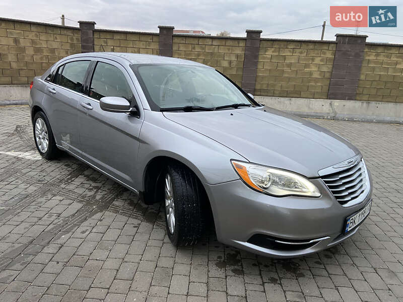 Седан Chrysler 200 2014 в Дубні