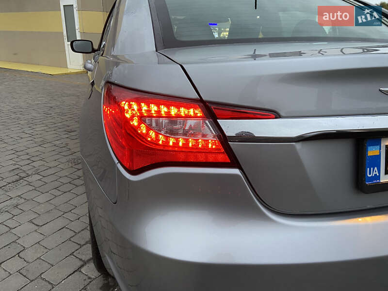 Седан Chrysler 200 2014 в Дубні