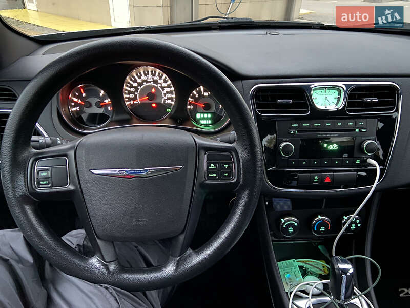 Седан Chrysler 200 2014 в Дубні