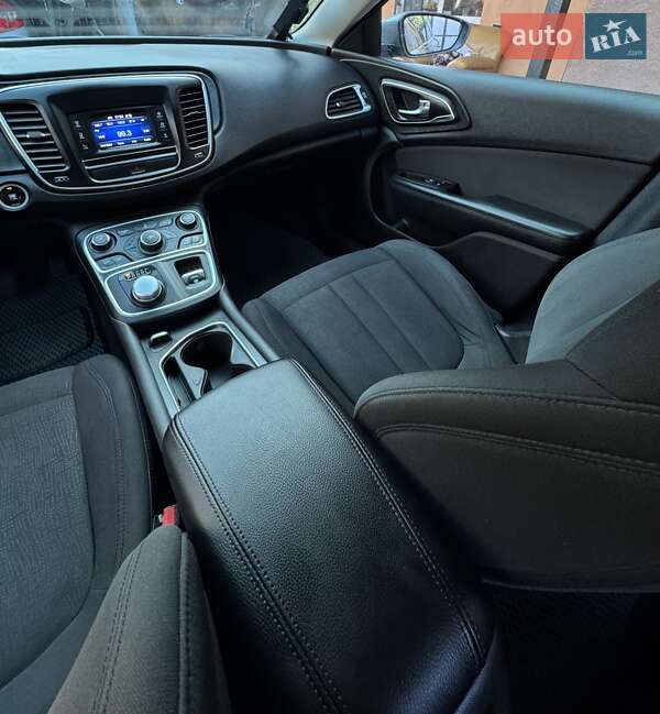 Седан Chrysler 200 2015 в Кропивницком