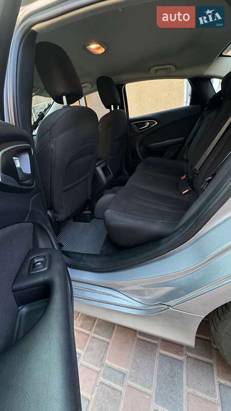 Седан Chrysler 200 2015 в Кропивницком