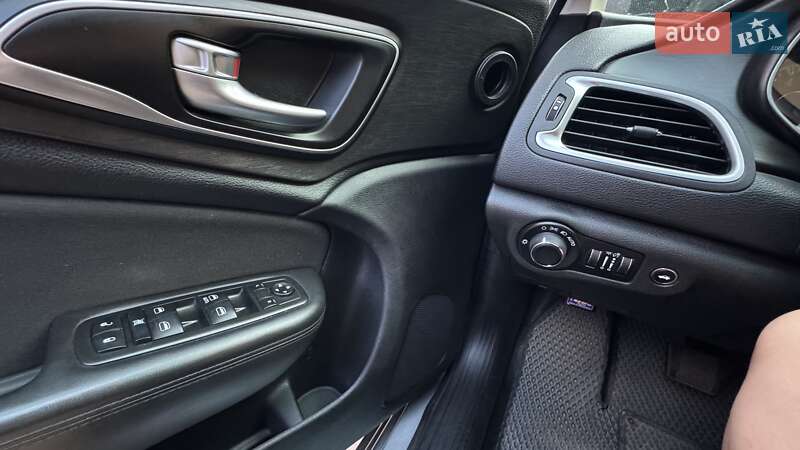 Седан Chrysler 200 2015 в Кропивницком