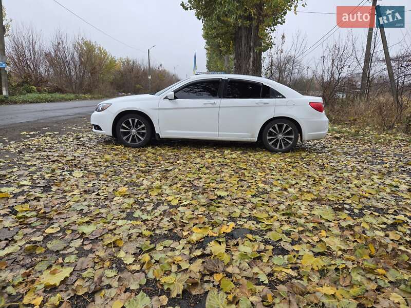 Седан Chrysler 200 2013 в Дніпрі