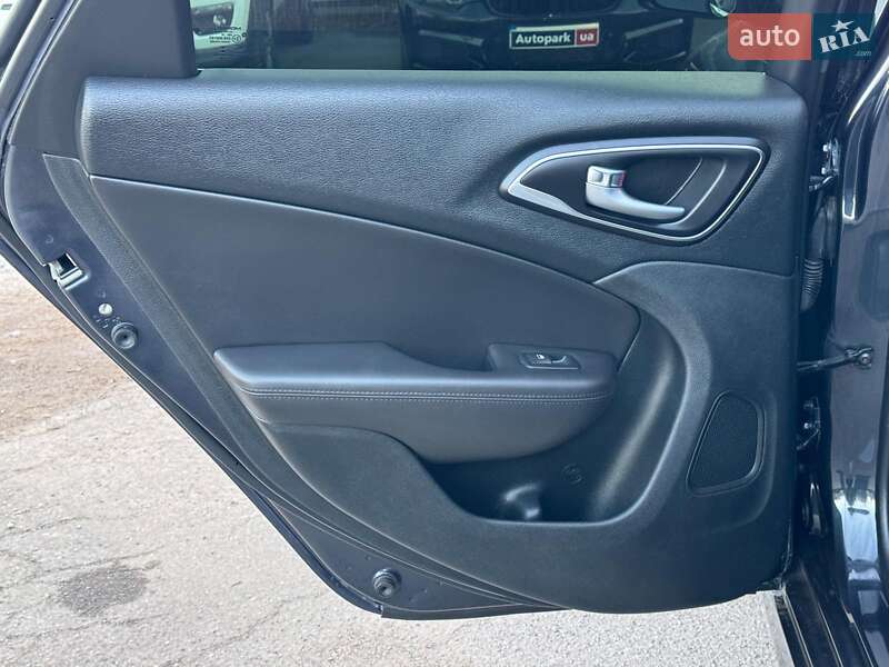 Седан Chrysler 200 2016 в Виннице