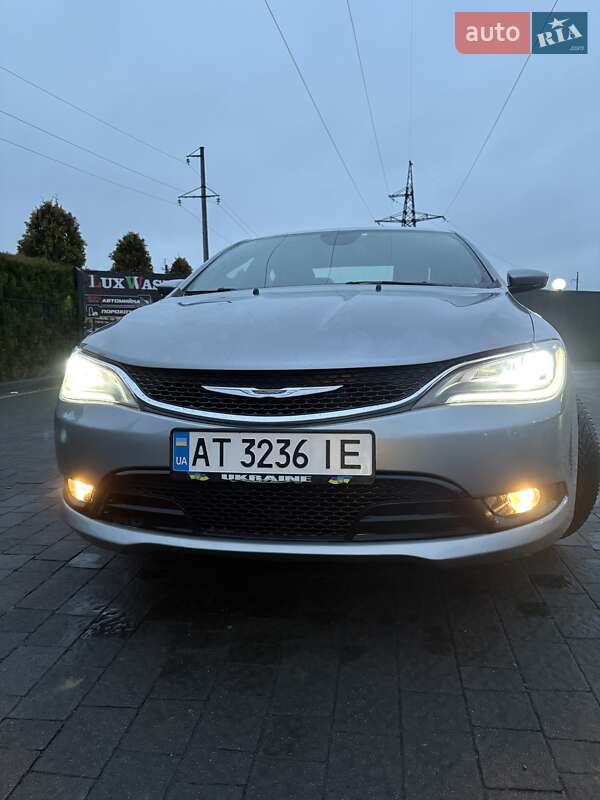 Седан Chrysler 200 2015 в Долине